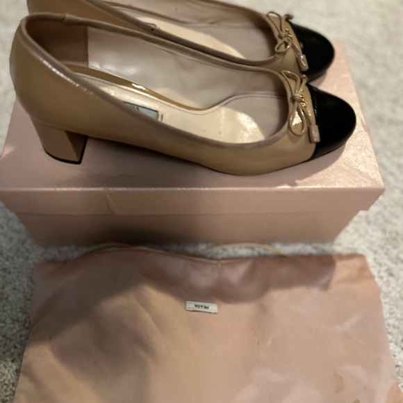 Prada captoe pump with bow : beige/ black - Picture 4 of 7